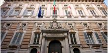 La facciata di Palazzo Tursi al di sopra del portone d'ingresso con tre bandiere: Europa, Italia, Genova