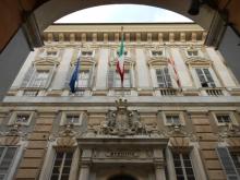 Facciata di Palazzo Tursi con le bandiere esposte