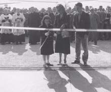La figlia Marina che inaugura la scuola di volo Giorgio Parodi, vicino a lei l’allora presidente dell’Aeroclub la Marchesa Carina Negrone, che fu allieva di Parodi