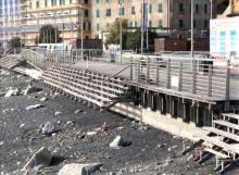 foto di una porzione della passeggiata di Voltri scattata dalla spiaggia