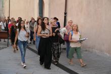 La assessora Coppola "guida" i partecipanti alla passeggiata lungo il percorso nel centro storico di Sampierdarena
