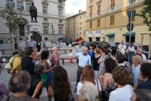 I partecipanti alla passeggiata in piazza del Monastero per conoscere storia e architettura del sito