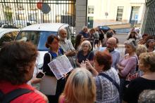 La mappa del centro storico di Sampierdarena mostrata da una funzionaria comunale ad alcuni partecipanti alla passeggiata