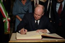 Alberto firma la pergamena