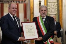Alberto e Bucci mostrano la pergamena