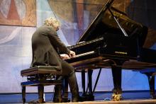 il maestro remo Anzovino al pianoforte