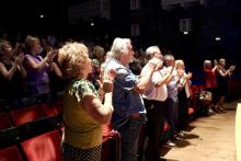 pubblico applaude in piedi