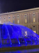 Una porzione della fontana illuminata di blu: sullo sfondo Palazzo Ducale (foto di repertorio)