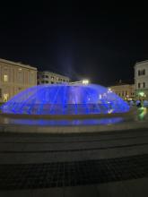La fontana di piazza De Ferrari illuminata di blu (foto di repertorio)