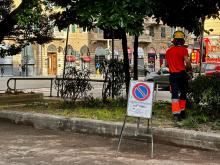 Piazza Giusti - Giardinieri al lavoro nelle aiuole