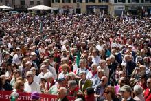 Piazza Matteotti affollata per la conclusione delle celebrazioni del 25 aprile