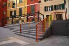 La nuova gradinata - con relativa rampa per le persone con disabilità - in piazza delle Marinelle