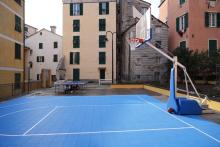 Il nuovo campo da mini basket di piazza delle Monachette con annessi tavolini da ping pong