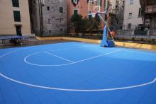 Il campo da mini basket in piazza delle Monachette