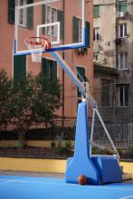 Tabellone con canestro da basket in piazza delle Monachette