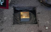 posata pietra inciampo via Fillak