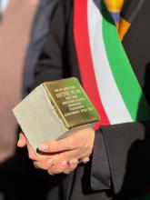 cerimonia pietra inciampo via Fillak foto della pietra nelle mani della sindaca