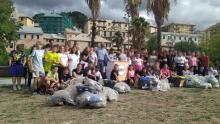I bimbi dell'IC Pra' in posa con i sacchetti di rifiuti raccolti e differenziati dopo l'attività di plogging