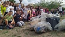 Un dettaglio dei sacchetti di rifiuti raccolti dagli alunni dell'IC Pra' dopo il plogging fatto insieme ad AMIU