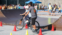 Un bimbo in bici durante l'edizione 2024
