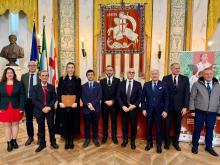 Le autorità del mondo istituzionale e sportivo nella fotoricordo nel Salone di Rappresentanza di Palazzo Tursi