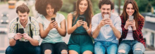 giovani sorridenti usano smartphone