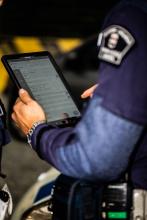 Raccolta dati su tablet da parte di un operatore della Polizia Locale