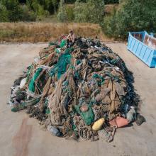 Ammasso di reti da pesca strappate al mare