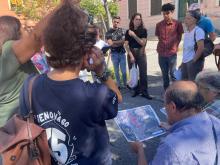 I partecipanti alla passeggiata di San Quirico si ritrovano in piazzetta Cattaneo
