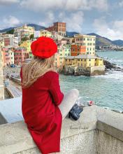 ragazza di spalle, con basco rosso, a Boccadasse