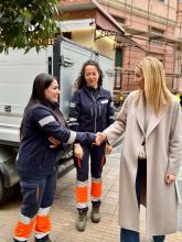 Sampierdarena - stretta di mano tra un'operatrice Aster e la sindaca Salis