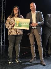 Premiazione scuola infanzia D'Eramo: maestra con Stefano Porro, future mobility manager dello sponsor Pirelli
