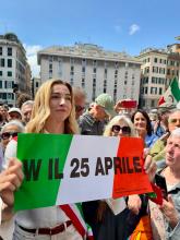 La sindaca Salis in piazza Matteotti con in mano la "striscia" "W il 25 aprile"