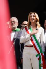 La sindaca Salis in piazza Matteotti durante l’esecuzione dell’inno d’Italia