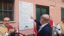 il sindaco Bucci davanti alla targa commemorativa