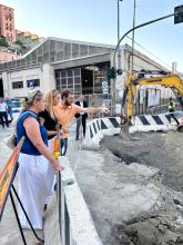 Assessora Viscogliosi, sindaca Salis e presidente Passadore osservano la grossa buca sulla sede stradale in via Bobbio