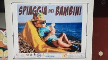 Murales della Spiaggia dei Bambini con un bimbo che si gode il sole