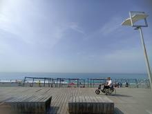 Foto della Spiaggia dei Bambini dalla passeggiata percorsa da un uomo sulla carrozzina