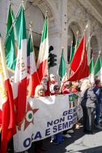 Lo striscione Anpi attorniato da bandiere tricolori in via XX Settembre