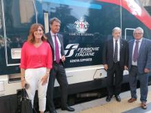 autorità posano sullo sfondo del treno