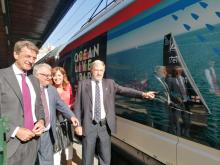 Bucci indica scritta ocean race sul treno