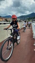 Una bimba "sfreccia" lungo la ciclabile protetta