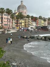 La spiaggia di Pegli durante la pulizia