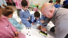  un nonno insegna ai bimbi a giocare al calciotappo