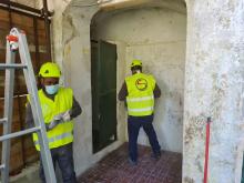 Operai al lavoro ai vespasiani