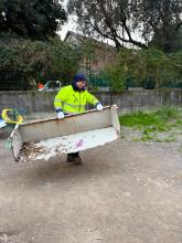 Il pezzo di un vecchio cassone portato via dai giardini di via del Borgo, a Borgoratti