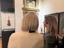 L'assessore Bianchi e l'ambasciatrice Kreiviene davanti al mitico "cannone" di Nicolò Paganini