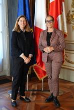 La console Susanne Welter insieme all'assessora Tiziana Beghin