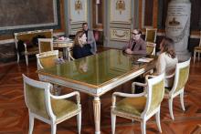 L'assessora Beghin al tavolo con la console Welter presso l'Ufficio di rappresentanza del sindaco a Palazzo Tursi