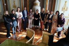 In posa per una foto collettiva nell'Ufficio di rappresentanza del sindaco